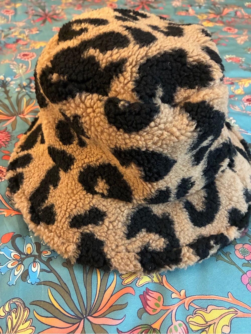 Women's Leopard Sherpa Bucket Hat - Tan & Black